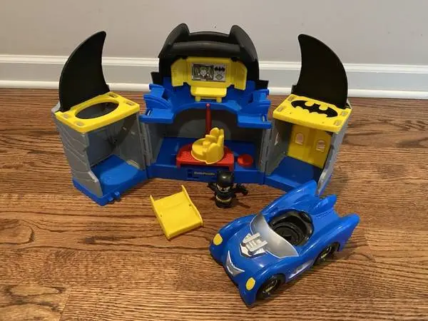 LITTLE PEOPLE BATMAN CAVE  & BAT CAR