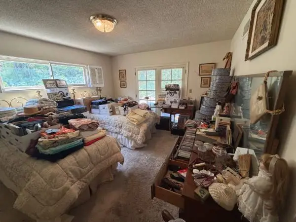 4 Day Estate Sale in Brentwood! Music, vinyls, vintage clothes! PACKED