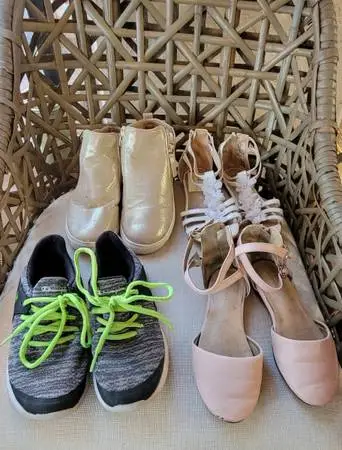 Lot of youth girl size 1 shoes