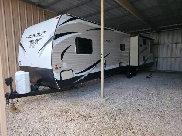 2020 Hideout Luxury 36FT 2 Slide Outs Unique Floor Plan like new