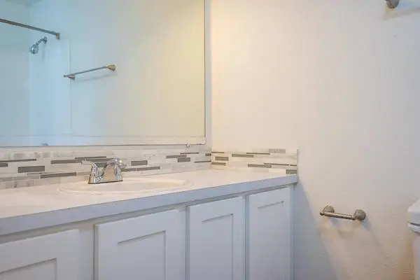 Gorgeous 1150 Sq Ft, 3 Bed / 2 Bath near public transportation