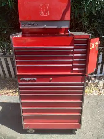 VINTAGE SNAP ON ROLLING TOOL BOX WITH FLIP TOP AND  KEYS