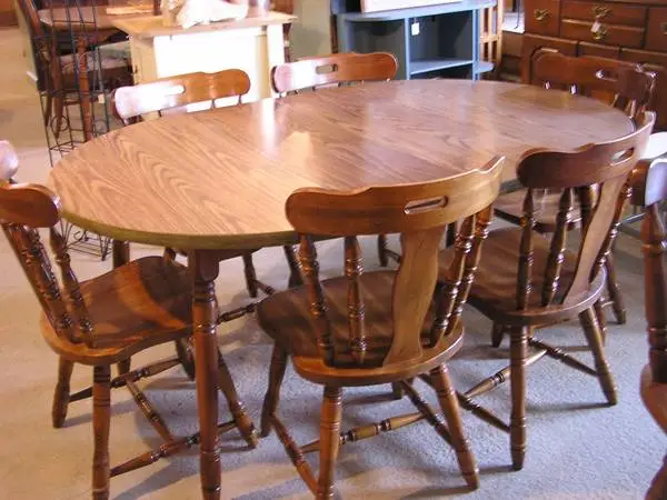 TABLE WITH 2 LEAVES AND SIX CHAIRS!