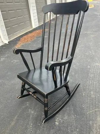 Maple Midsize Rocking Chair