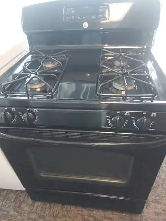 Gas Oven Range Ge in Great Working Order in Black Clean