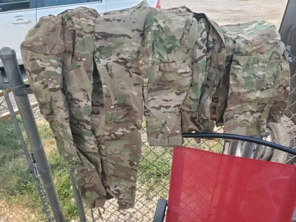 L CAMO PANTS & LONGSLEEVE SHIRT