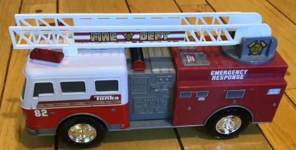 Large Tonka Hasbro Fire Truck, siren, rotating and extensible ladder