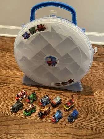 THOMAS THE TRAIN & FRIENDS MINI CARRYING CASE with 10 MINI TRAINS