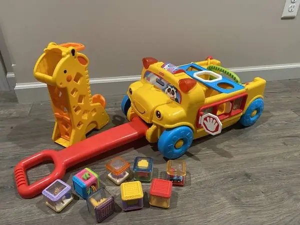 FISHER PRICE SORT & ROLL SCHOOL BUS  Pull & Play Learning Wagon