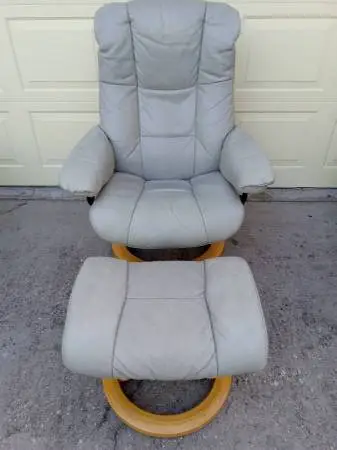 GREY EKORNES STRESSLESS RECLINER CHAIR AND OTTOMAN