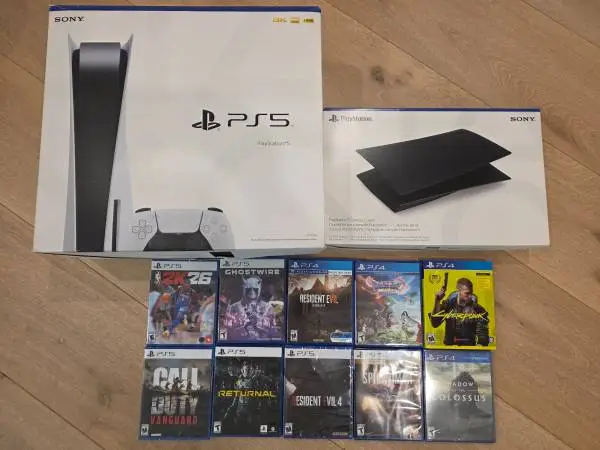 Sony Playstation 5 (PS5) Disc version in excellent condition + 3 games