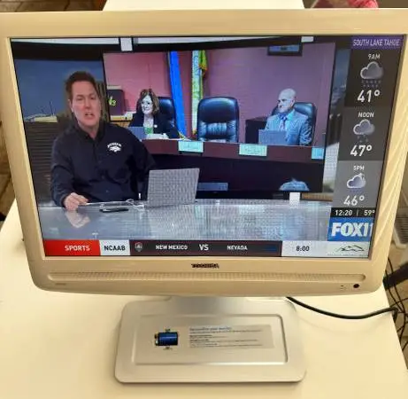 Toshiba 19AV51U 19 720p TV Monitor HDMI w Remote Control