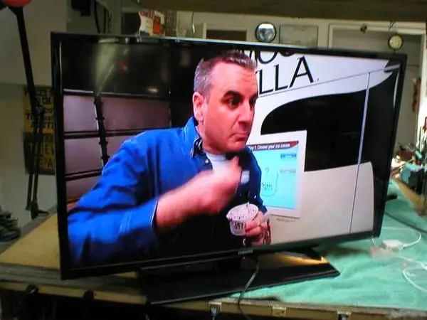 32 SAMSUNG LED FLAT SCREEN TV & REMOTE CONTROL WORKS GREAT L