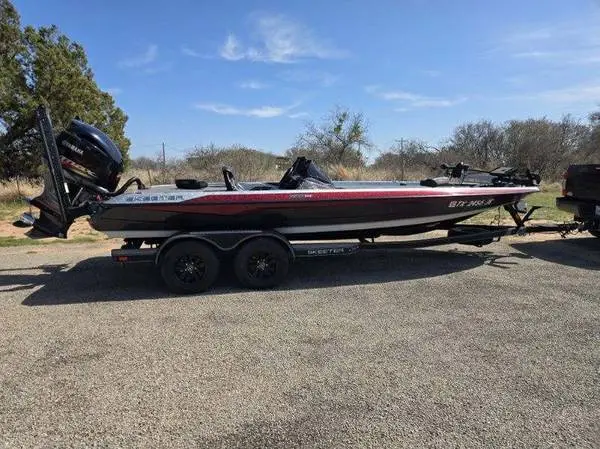 2021 Skeeter ZXR21 - ONLY 114 Hrs - Duel Console