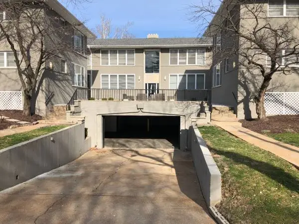 2BR/1B CLAYTON $1,695 GARAGE PARKING INCLUDED