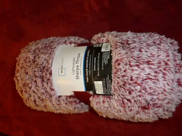 Mainstays lightweight Sherpa polyester throw