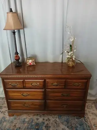 Beautiful solid wood 6 drawer dresser by American Drew 48x18x30tall