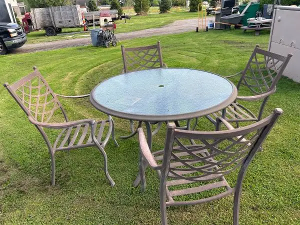 PATIO TABLE 4 CHAIRS $119