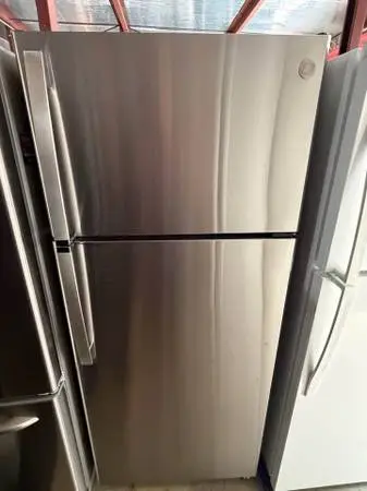 LIKE NEW GE STAINLESS STEEL REFRIGERATOR