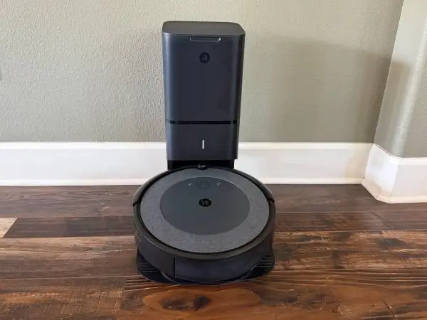 iRobot Roomba i3+ Self-Emptying Robot Vacuum + Clean