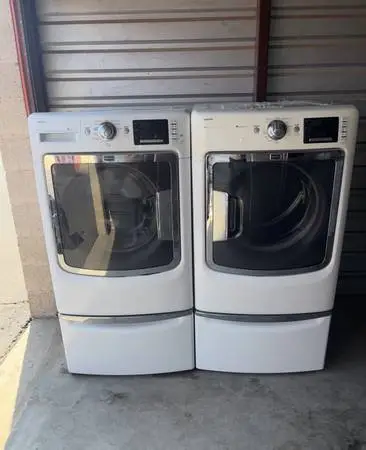 White Maytag Washer And Gas Dryer Matching Set