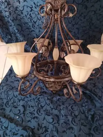 BEAUTIFUL CHANDELIER IN GOOD CONDITION LAMP SEE ALL PICTURES 8 light