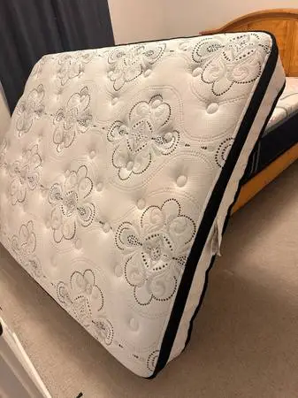 Like new Queen mattress