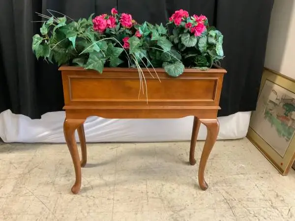 Bombay standing planter box