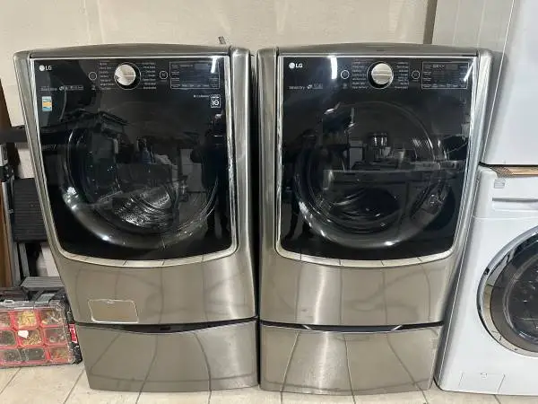 LG MEGASIZE STEAM Front-load SIDEKICK WASHER & Gas dryer with pedesta