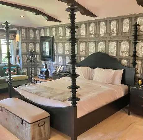 Solid Wood Noir Ferret King size 4 Poster Bed in Black like NEW!