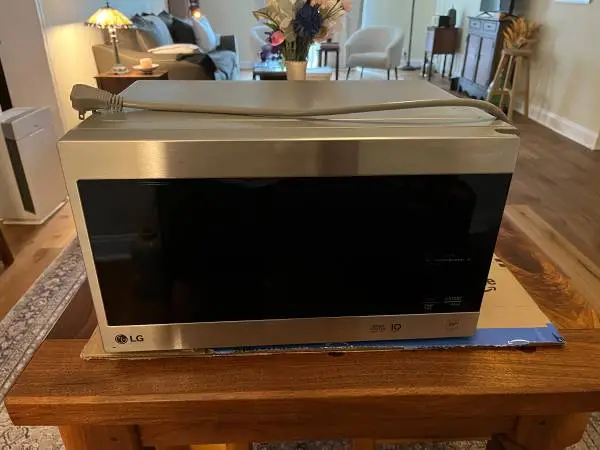 .9 cu. foot 1000 Watt LG NeoChef Smart Inverter Microwave
