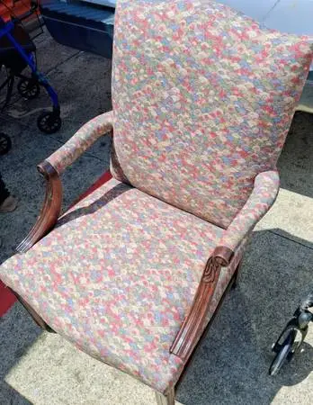2 BEAUTIFUL ACCENT CHAIRS