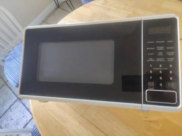 WILL DELIVER - 0.7 cu ft 700 watt Microwave Mainstays MSF0W100072352