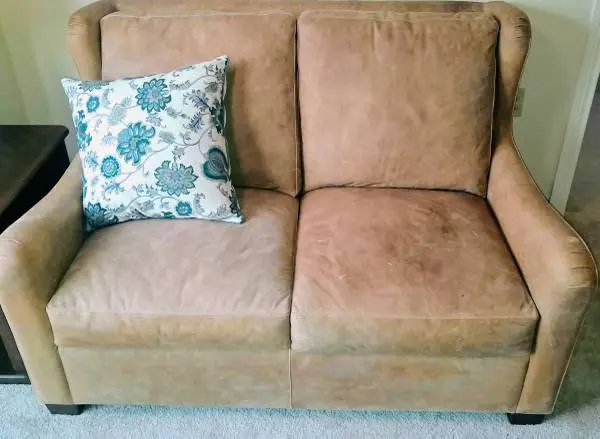 ITALIAN LEATHER COUCH 58x38x40in