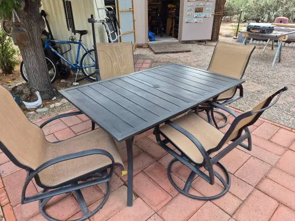 5-Piece PATIO SET / Excellent Condition