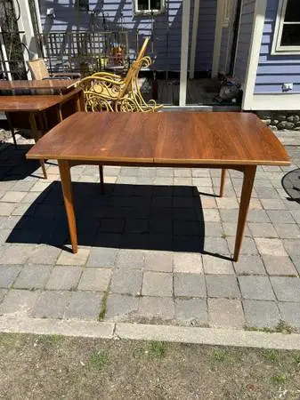 Mid Century Broyhill ? dining table A377