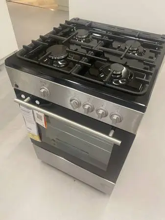 Upgrade your kitchen with this powerful 4-burner standing gas cooker!
