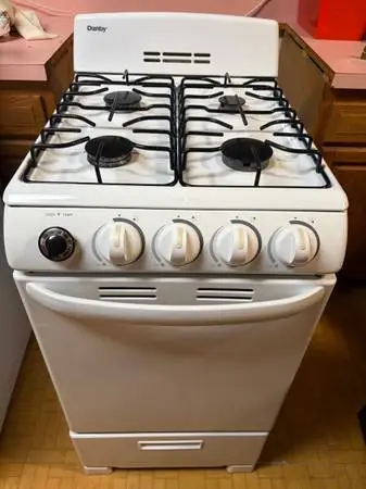 LIKE NEW Danby 20 in gas stove with pilot free ignition