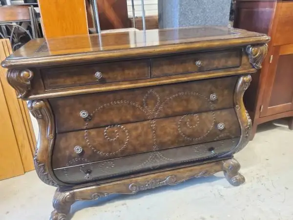 Elegant dresser