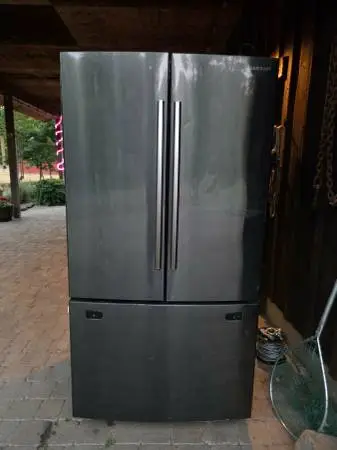 REFRIDGERATOR