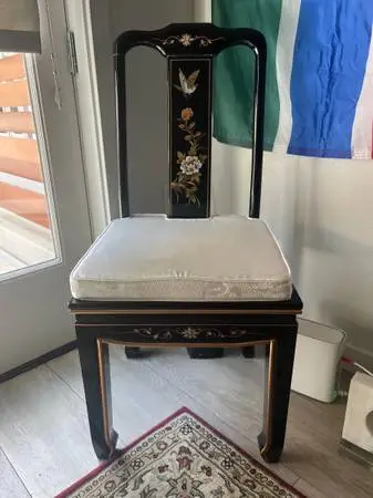Moving sale, 4 chairs and a glass table