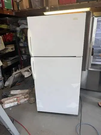 Nice working refrigerator and freezer unit