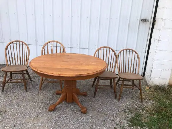 Oak Dining table with 4 chairs in great condition