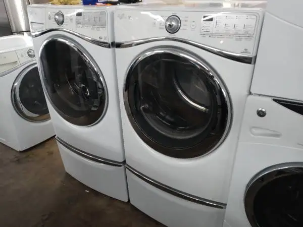 ★Whirlpool front load washer and dryer set on pedestals