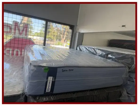 QUEEN SIZE SEALY POSTUREPEDIC PLUS MATTRESS & BOX SPRING BED SET