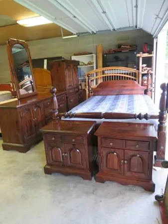 5pc Queensize Dark Pine Bedroom Suit