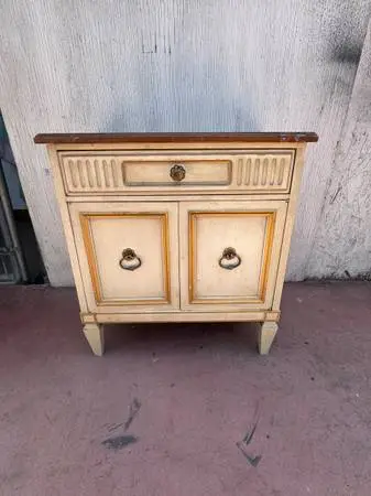 Solid wood one night stand in very good condition  Dimensions high 26