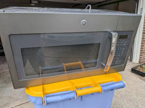 GE under cabinet microwave with installation hardware
