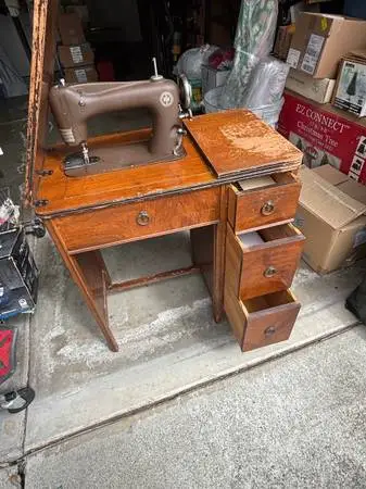 Beautiful Vintage Seeing Machine