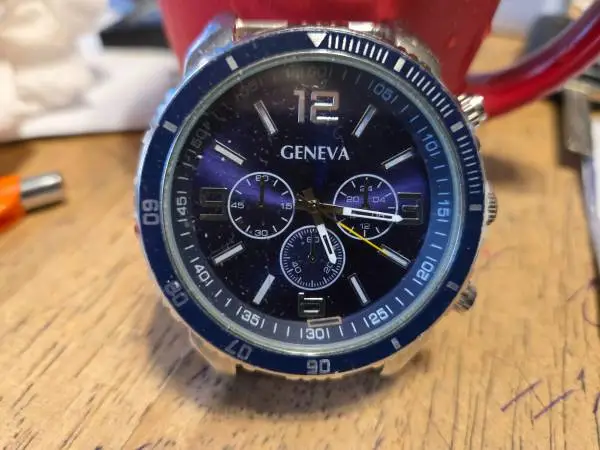 Geneva mens watch lg. Size 2 ins diameter works needs battery